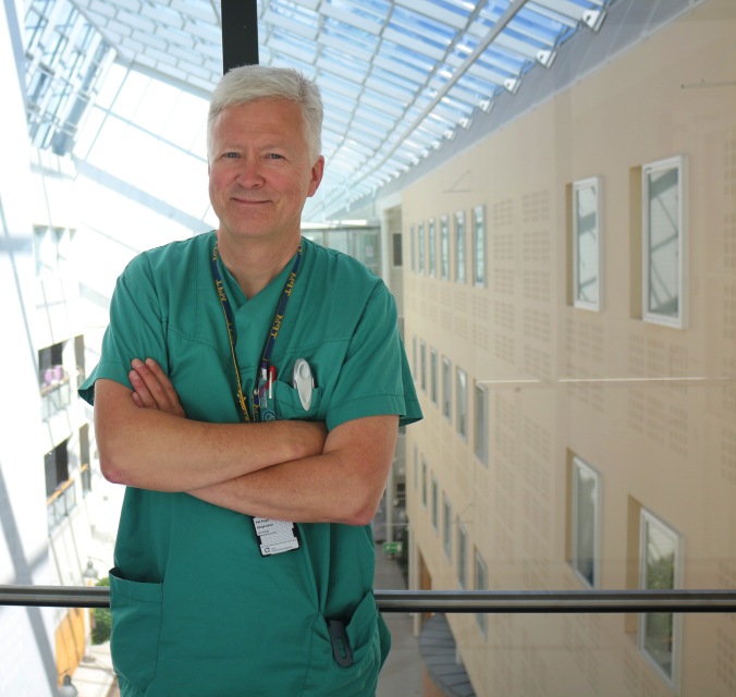 Overlege ved Rikshospitalet, Pål Foyn Jørgensen, bekrefter at nyretransplantasjon både er mer effektivt og billigere enn dialysebehandling. (Fotot: Silje Seterseter)